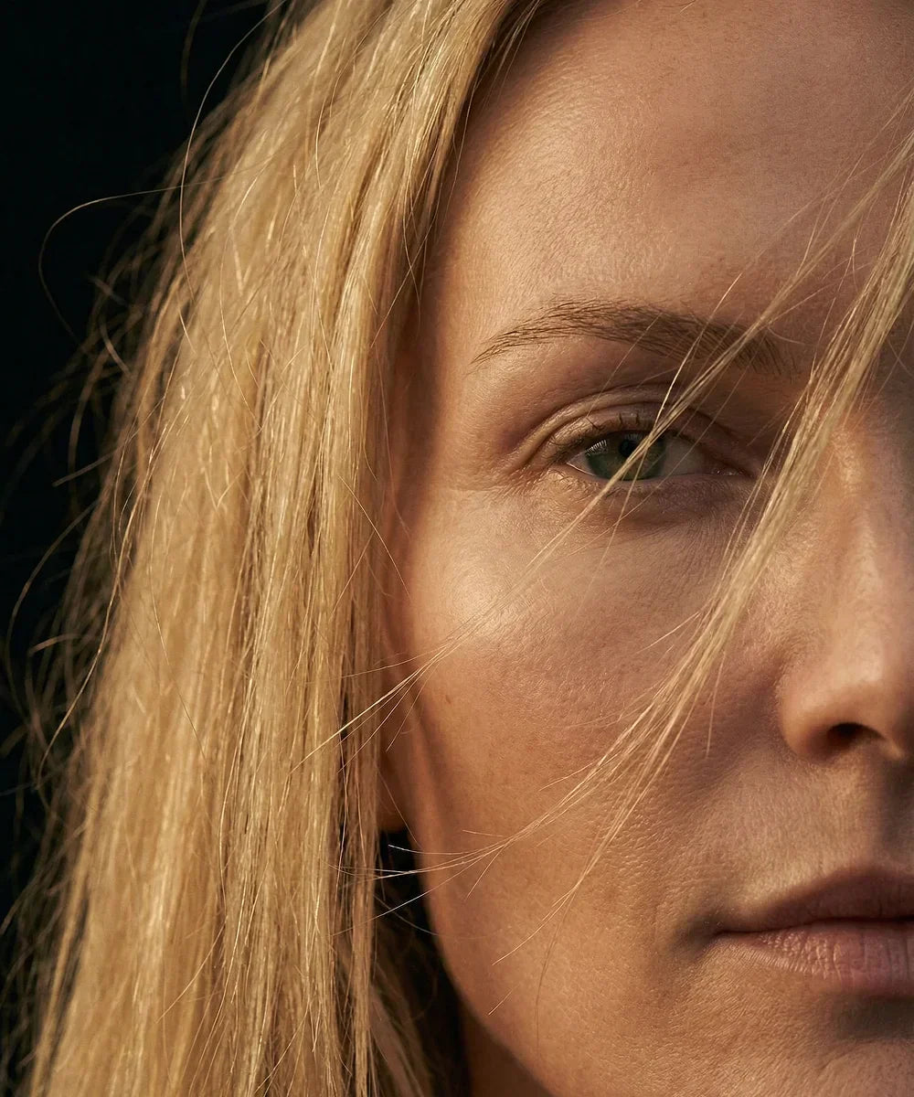 Kruset hår (frizz): 5 årsager + den rutine der faktisk virker (også i fugtigt vejr)